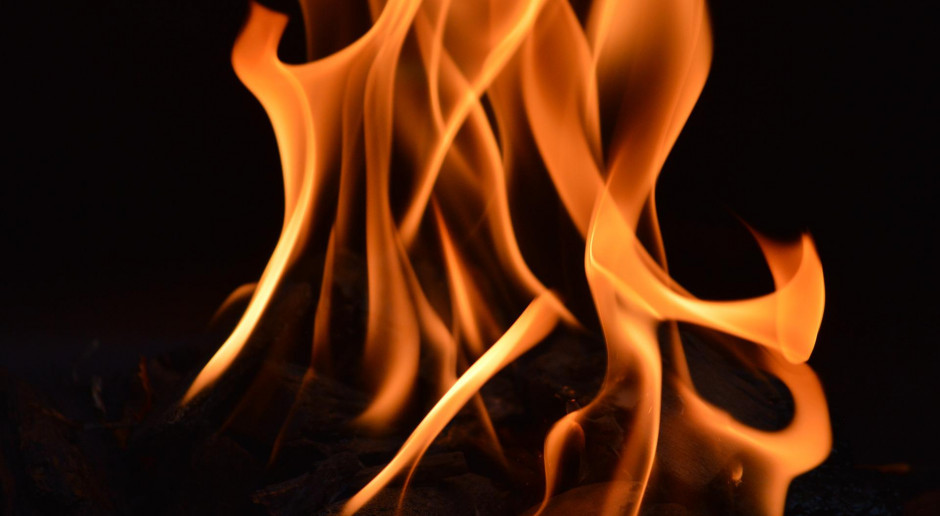 Dolnośląskie: Strażacy dogaszają pożar zakładu przetwórstwa tworzyw sztucznych