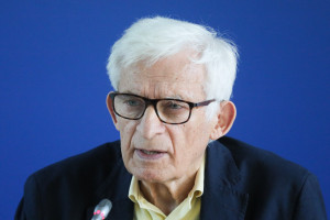 Jerzy Buzek jest członkiem Komisji Przemysłu, Badań Naukowych i Energii Parlamentu Europejskiego.