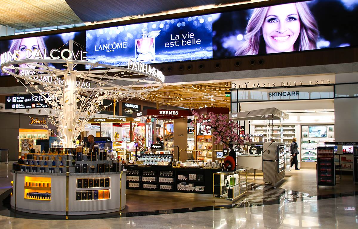 Jutro odwołanych zostanie kilkaset lotów na francuskie lotniska, zamknięte będą sklepy z powodu strajku kontrolerów ruchu lotniczego. (Fot. Airport Paris)