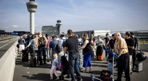 Setki pasażerów nie mogły odlecieć z lotniska w Amsterdamie z powodu kolejek do kontroli