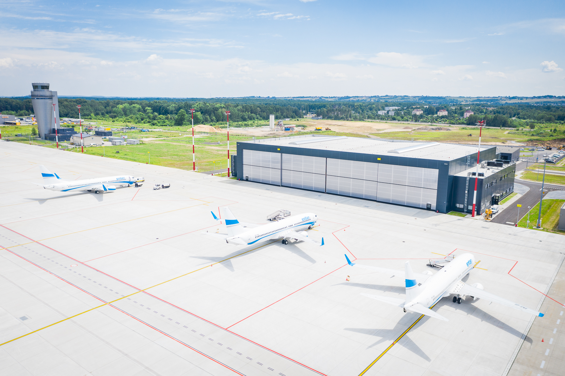 Na zdjęciu nowoczesny hangar do technicznej obsługi samolotów oraz całkiem nowa wieża kontroli lotów.fot. mat. pras. Katowice Airport