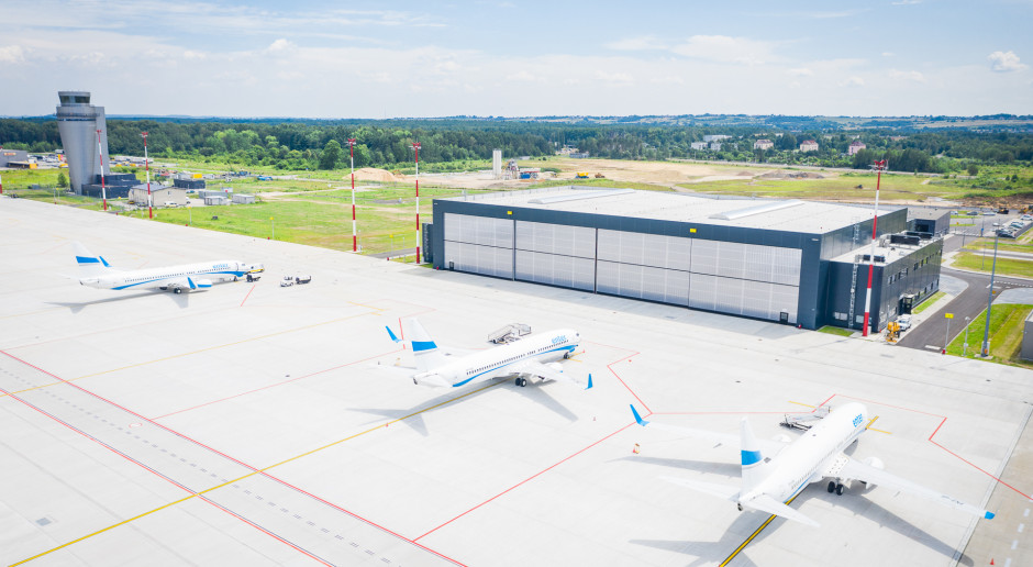 Na zdjęciu nowoczesny hangar do technicznej obsługi samolotów oraz całkiem nowa wieża kontroli lotów.fot. mat. pras. Katowice Airport