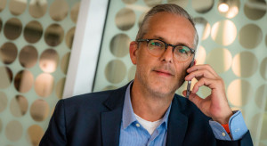 Czy firma może zakazać wnoszenia i używania telefonu w pracy?