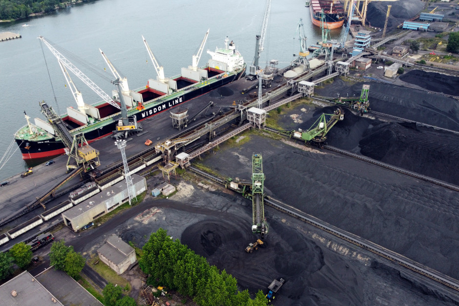 Kluczowe stało się rozwiezienie z portów importowanego węgla. Fot. PAP / Marcin Bielecki