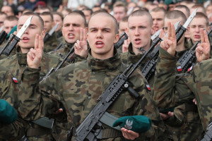 Powrót obowiązkowej służby wojskowej? Polacy  przeciwni