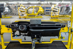 Produkcja Jeepa Avengera już trwa - tak wygląda moduł jego deski rozdzielczej przed zamontowaniem