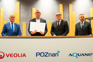 Podpisanie porozumienia między Aquanet a Veolią. Na zdjęciu od lewej: Paweł Chudziński, prezes Aquanet, Jacek Jaśkowiak, prezydent Poznania oraz Frederic Faroche i Jan Pic z Veolii