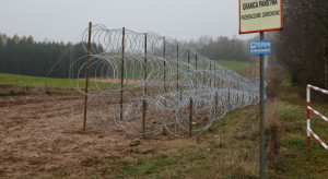 Są problemy z budową zapory na granicy z Rosją. Budowniczy łapią się za głowy