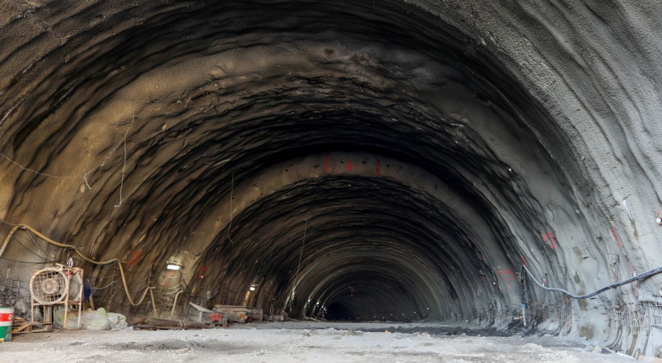 Mirbud przewiercił tunel w Ciścu w ciągu drogi S1. Ma 700 metrów długości