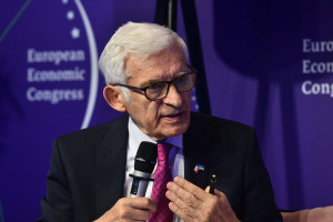 Buzek: Rząd zadusza samorządność, a wraz z nimi inwestycje, transformację i modernizację