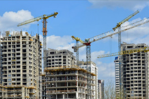 Spada ilość budowanych mieszkań, nieruchomości komercyjne nadal są atrakcyjne dla inwestorów