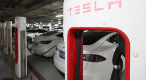 Tesla zapłaci miliony za brak jednego słowa w informacji o swoich autach