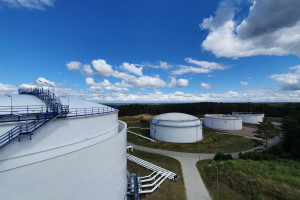 Zapotrzebowanie na paliwa rośnie, a Polska – w obliczu sankcji na rosyjskie surowce – musi zwiększać zdolności przesyłowe i pojemności magazynowe dla paliw i ropy