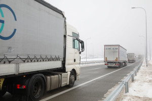 Samochody ciężarowe na drodze ekspresowej S61 Suwałki-Budzisko