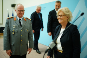 Forsvarsminister Christine Lambrecht har trukket seg
