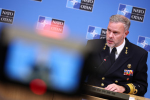 Przewodniczący komitetu NATO Rob Bauer uważa, że Rosja pozostanie zagrożeniem, nawet jeżeli przegra na Ukrainie.