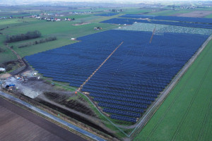 Powstaje wielka farma słoneczno-wiatrowa. Kierowca wyścigowy zdobył 866 mln zł na budowę