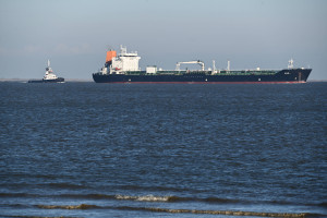 Mimo sankcji europejskie statki wywożą miliony ton paliw z Rosji