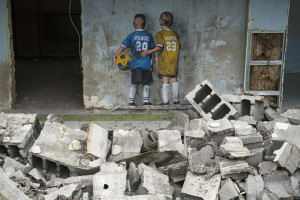 Graffiti autorstwa włoskiego artysty TV Boya na murze zniszczonego stadionu w miejscowości Irpień