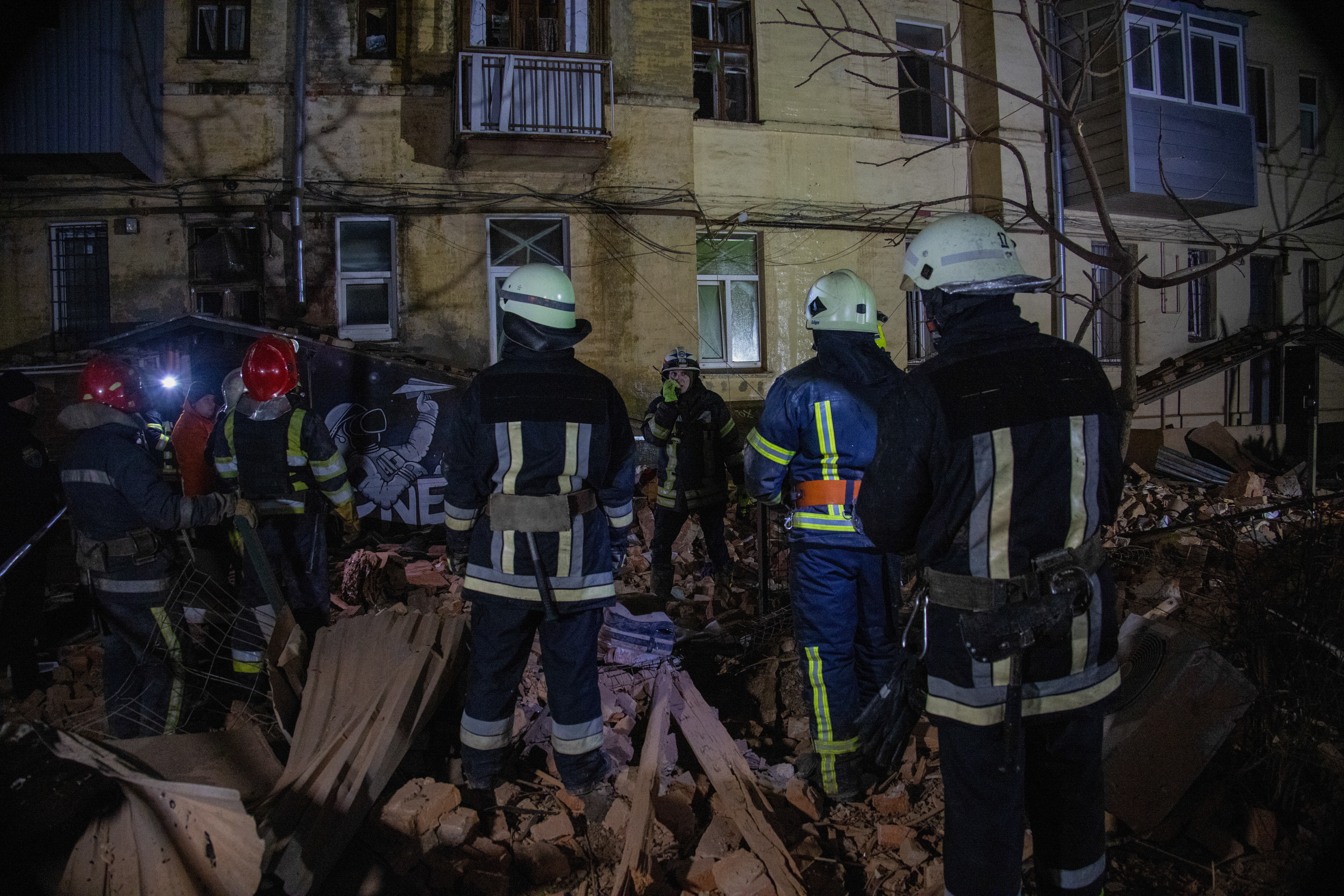 Akcja ratunkowa przy budynku mieszkalnym w centrum Charkowa (fot. PAP/EPA)