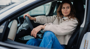 Naukowcy sprawdzają, jak skuteczniej chronić kobiety za kierownicą