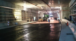 W tunelu pod Świną trwa wylewanie asfaltu. Inwestycja na ostatniej prostej