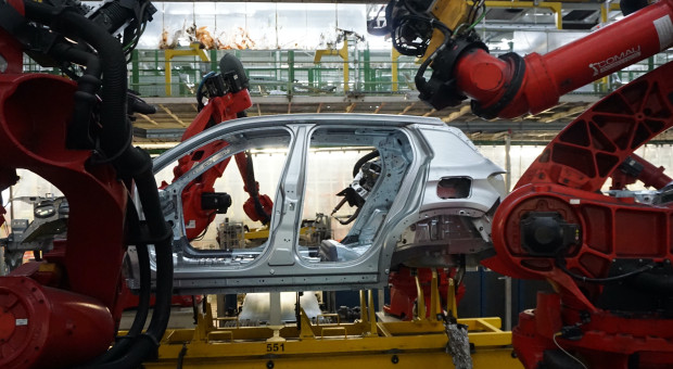 Droższe auta i ryzyko przestojów. Wojna na Bliskim Wschodzie uderza w motoryzację