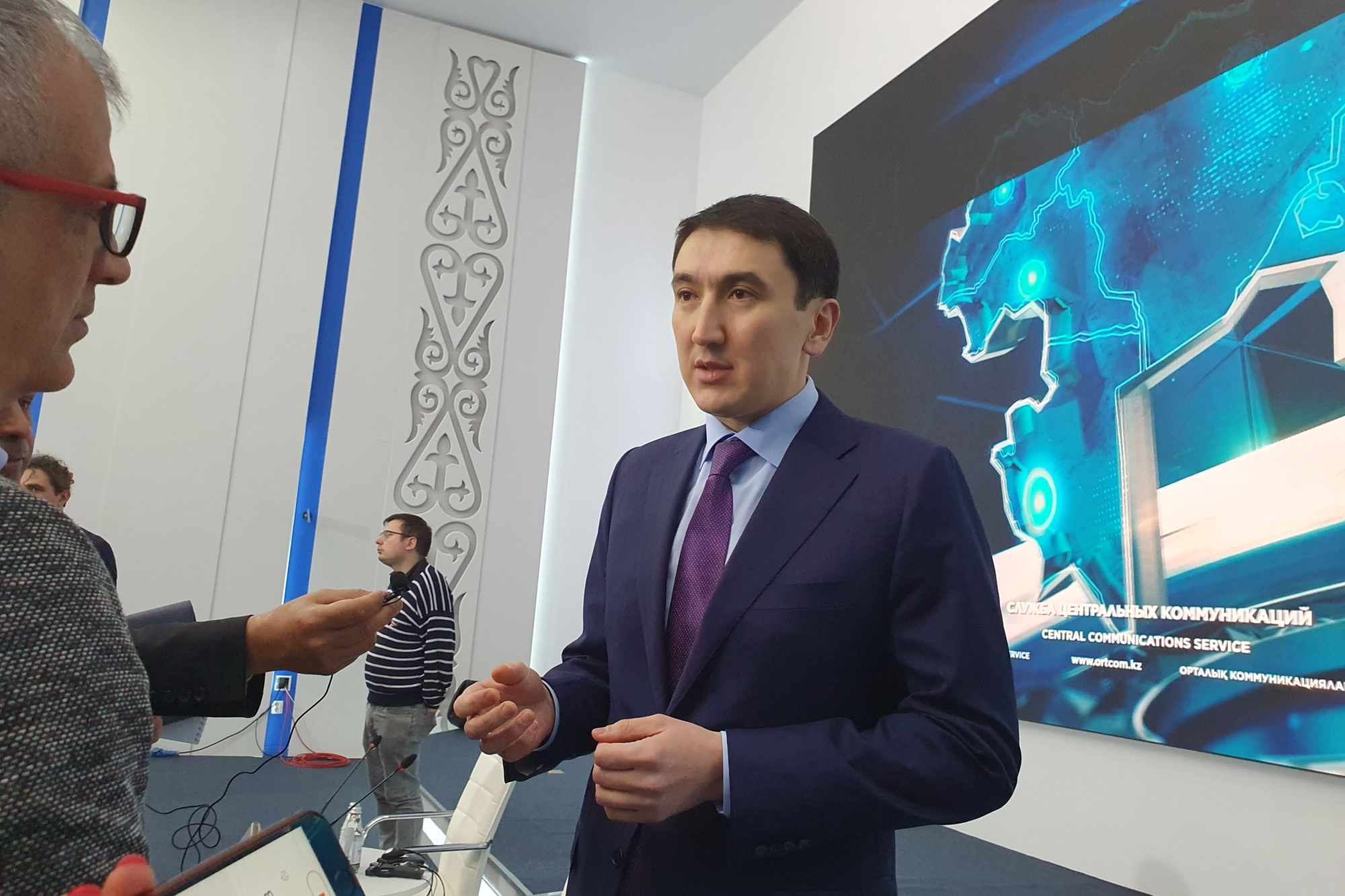 Prezes koncernu KazMunayGas Magzum Mirzagalijew podczas spotkania z zagranicznymi dziennikarzami w Astanie (Fot. PTWP/AH)