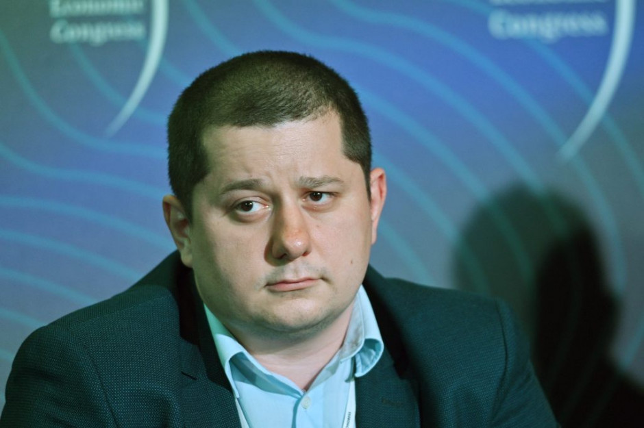 W ocenie Jakuba Rybackiego, kierownika zespołu makroekonomii w Polskim Instytucie Ekonomicznym sankcje działają. - Jeżeli patrzeć na stopień zaawansowania sprzętu wojskowego używanego do działań zbrojnych rzez Rosję, aktualnie jest mniejszy w porównaniu do początku wojny. To wynika z braku półprzewodników, dostęp do tych technologii udało się bowiem skutecznie odciąć - powiedział Jakub Rybacki (Fot. PTWP)