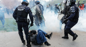 2,3 mln demonstrantów we Francji. W Paryżu policjant został podpalony koktajlem Mołotowa