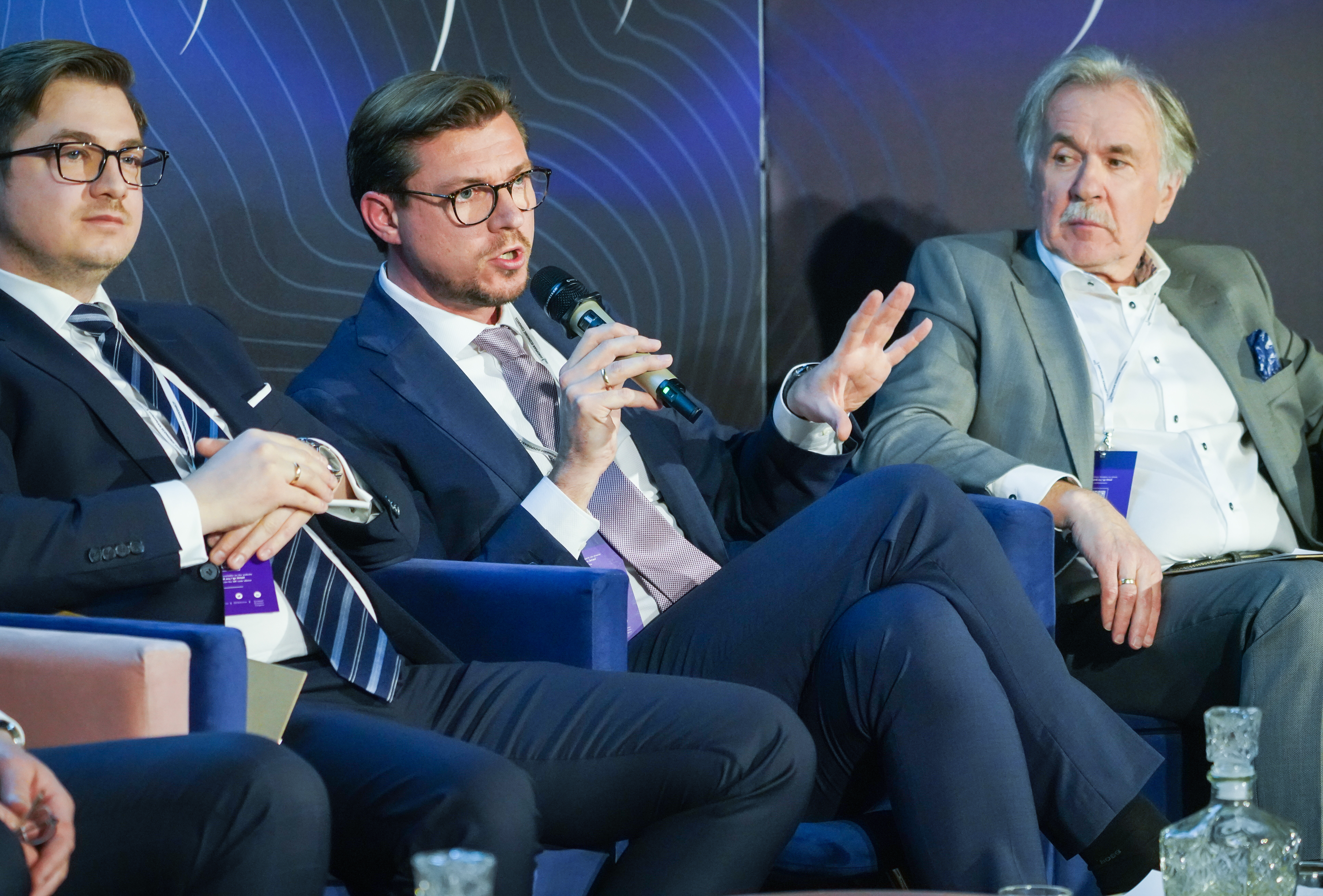 Michał Piekarski (w środku), partner w kancelarii Baker McKenzie Fot. PTWP