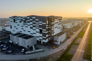 Pierwsza gigafabryka baterii Stellantisa i Mercedesa za 850 mln euro otwarta