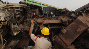 Indie: Ponad tysiąc ratowników pracuje na miejscu katastrofy kolejowej