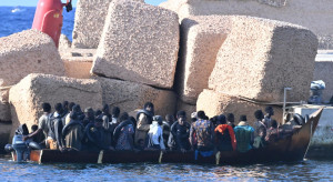 Migranci wciąż przybywają na Lampedusę; politycy wzywają do działania
