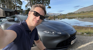 Aston Martin w świecie potwora z Loch Ness. Test trzech ultraluksusowych modeli