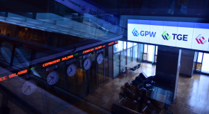 Długi krajowych spółek notowanych na GWP spadły prawie o połowę