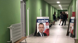 Kandydaci do parlamentu wykleili plakatami salę gimnastyczną