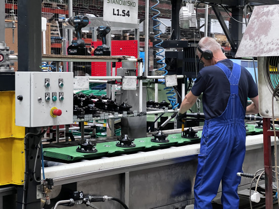 SaMasz. Jeden z kluczowych etapów produkcji kosiarek – montaż listew tnących (fot. Karol Hołownia/Farmer/PTWP)