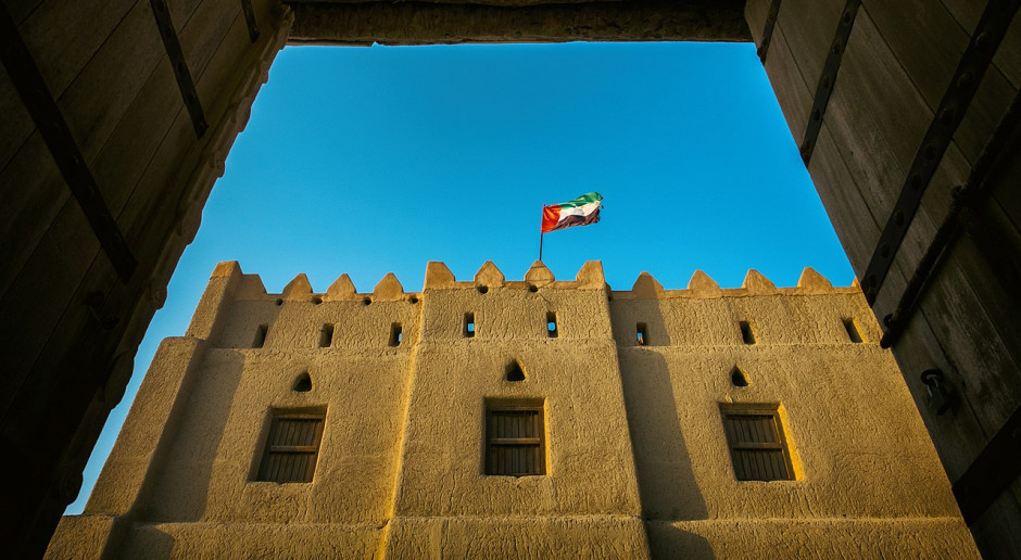 Fort Al A'ankah z flagą Zjednoczonych Emiratów Arabskich fot. Marcky30 /wikimedia, licencja CC BY-SA 4.0