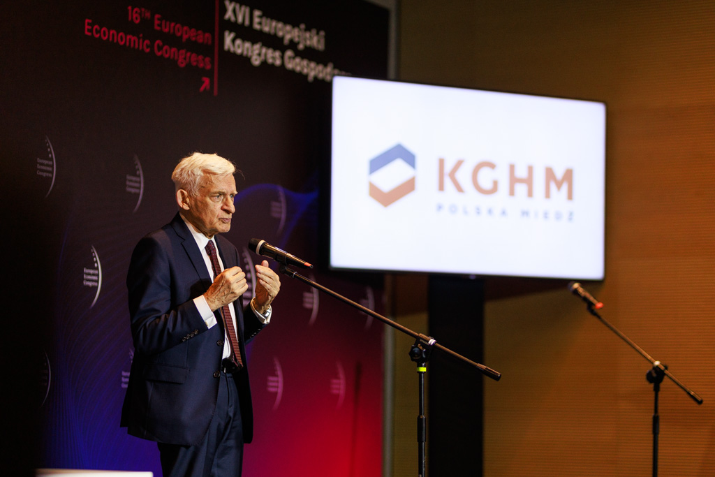 Jerzy Buzek, przewodniczący Rady Programowej EEC, w trakcie briefingu KGHM oraz ARP (fot. PTWP)