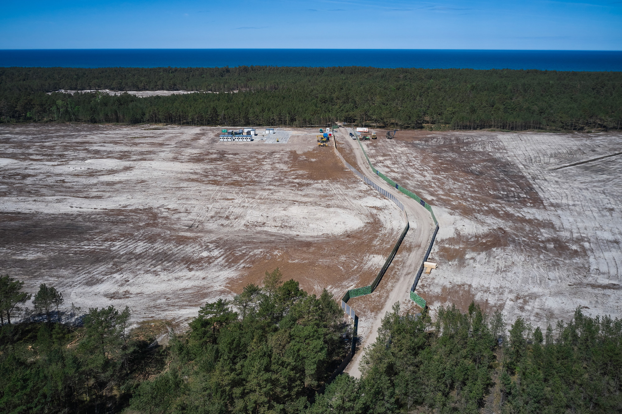 Teren pod budowę pierwszej polskiej elektrowni jądrowej w lokalizacji Lubiatowo-Kopalino w gminie Choczewo (fot. PAP/Adam Warżawa)