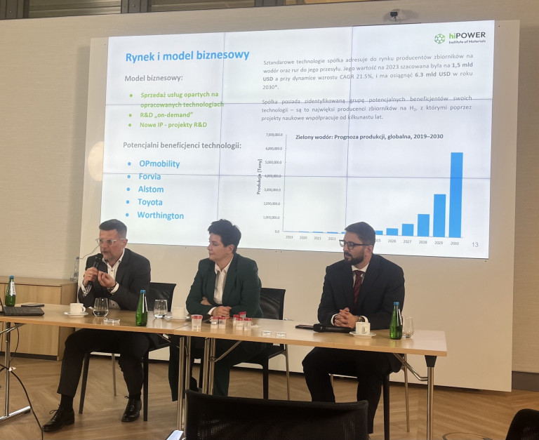 Podczas konferencji prasowej w siedzibie Giełdy Papierów Wartościowych przedstawiciele firmy hiPower Energy i hiPower IoM przedstawili szczegóły swojej technologii powłok barierowych (fot. mat. pras. hiPower Energy)