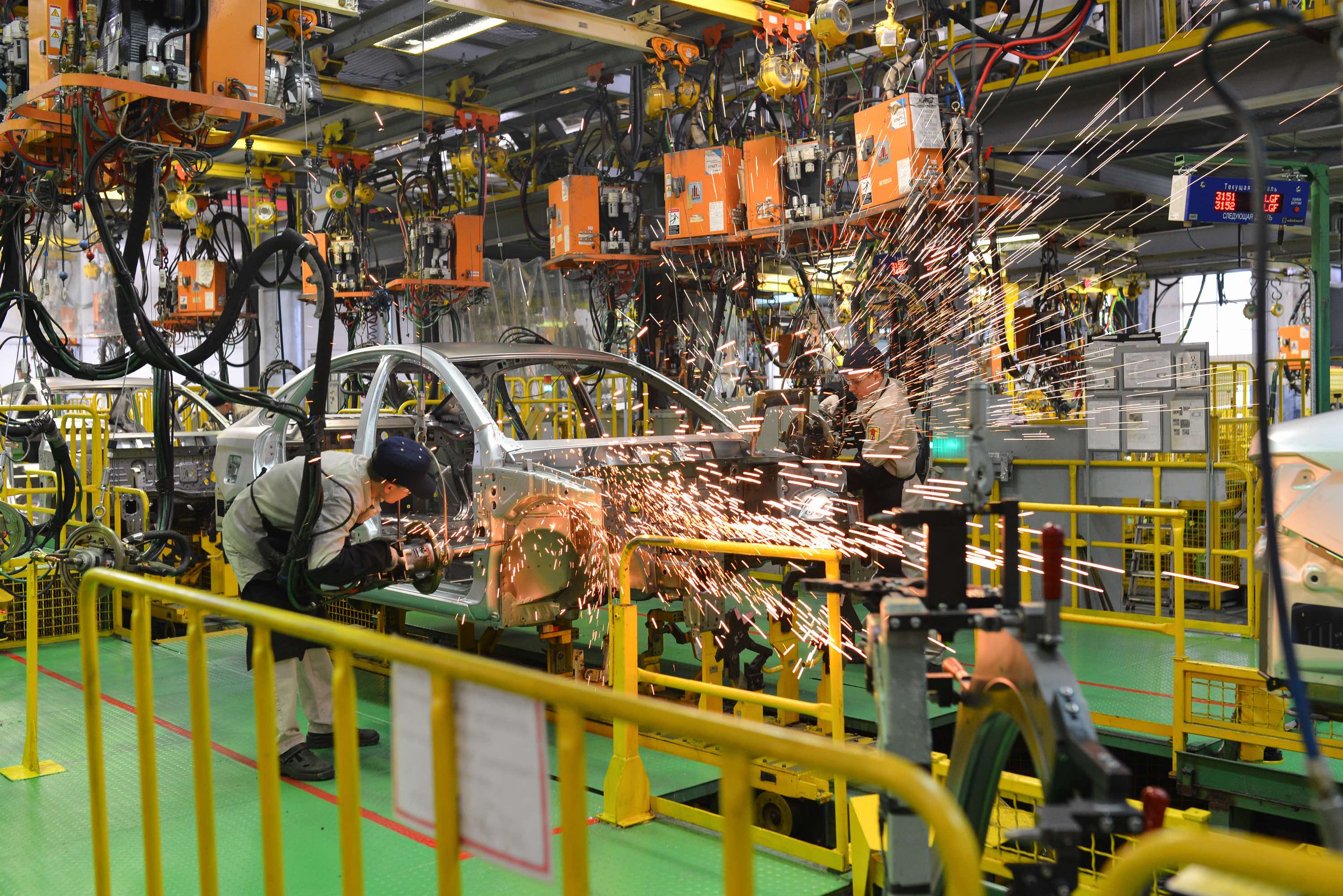 Wydłuża się lista deficytowych specjalności. Firmy poszukują fachowców. Nie wszystkich zastąpią roboty... fot. shutterstock/Sergej Cash