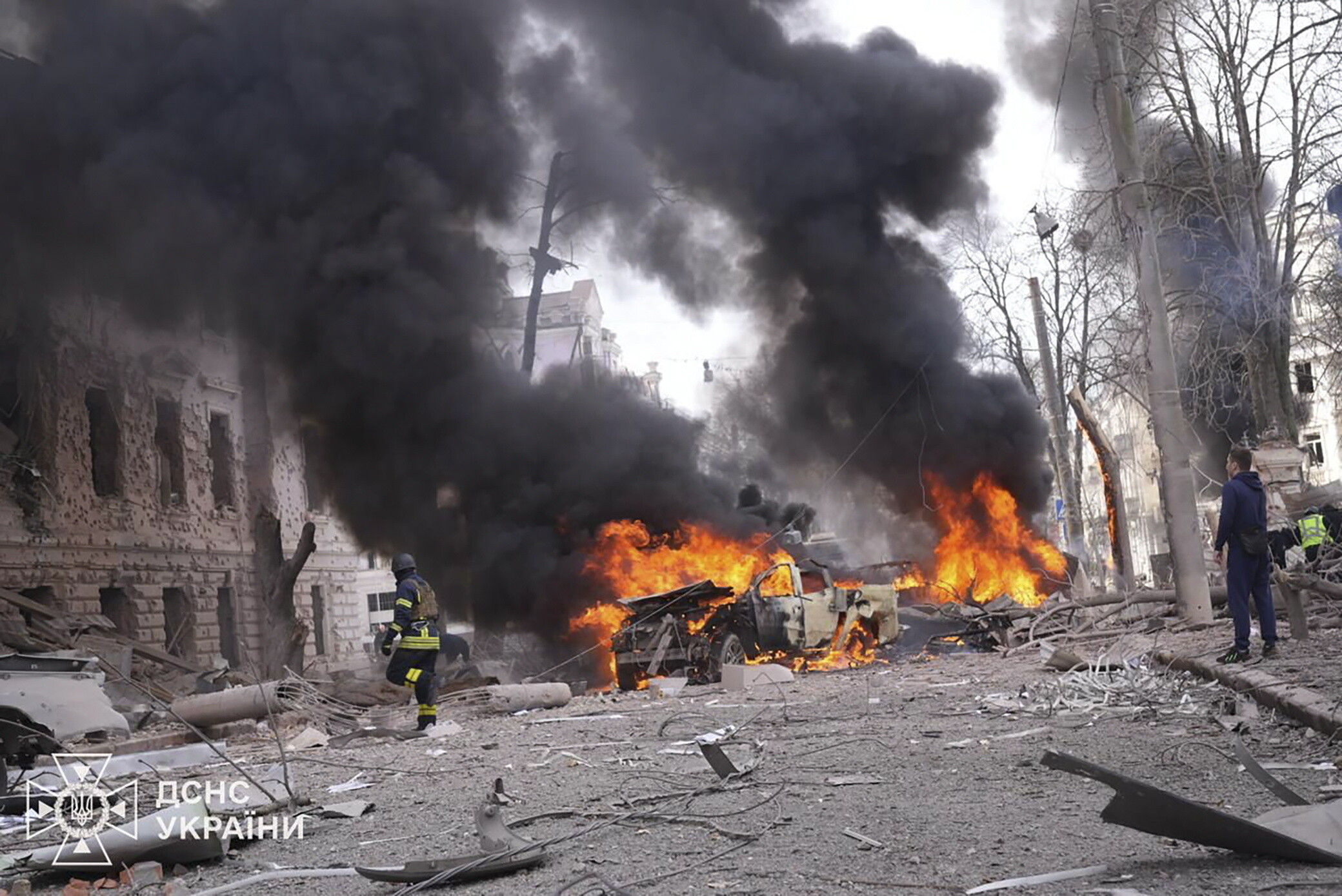 Wojna na Ukrainie trwa. Na zdjęciu zniszczenia w mieście Sumy po rosyjskim ataku (fot. PAP/DSNS Ukraina)