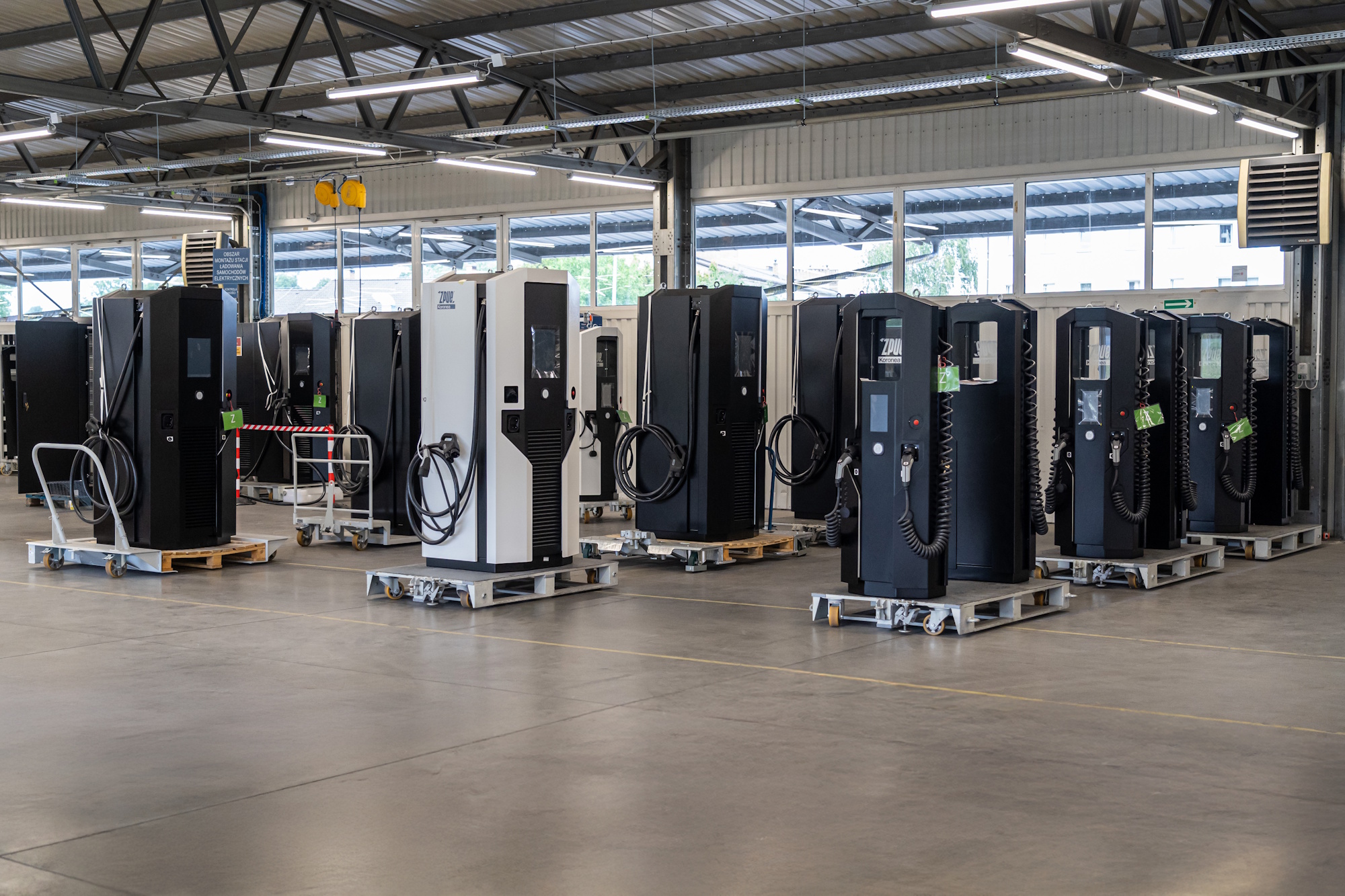 ZPUE to największy producent stacji transformatorowych i rozdzielnic w Europie. Firma produkuje również stacje ładowania elektryków (fot. mat. pras. ZPUE)