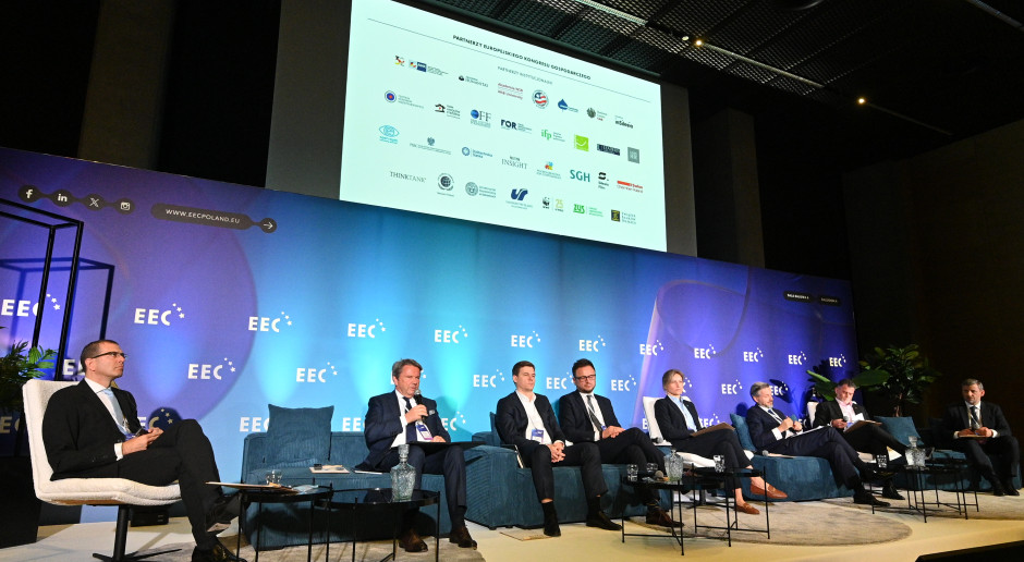 Część z tych niepotrzebnych przepisów narzuciła nam Unia Europejska, ale część to efekt naszej krajowej głupoty – zauważył biznesmen. Fot. PTWP