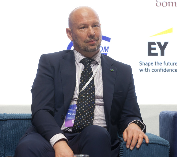 Większość klientów chce mieć rachunki energii all inclusive, a żeby to mieć, trzeba zapłacić stałą cenę, która raz jest niższa od ceny rynkowej, a raz jest wyższa - przekonywał Ireneusz Kulka, dyrektor krajowy EDP w Polsce. Fot. PTWP