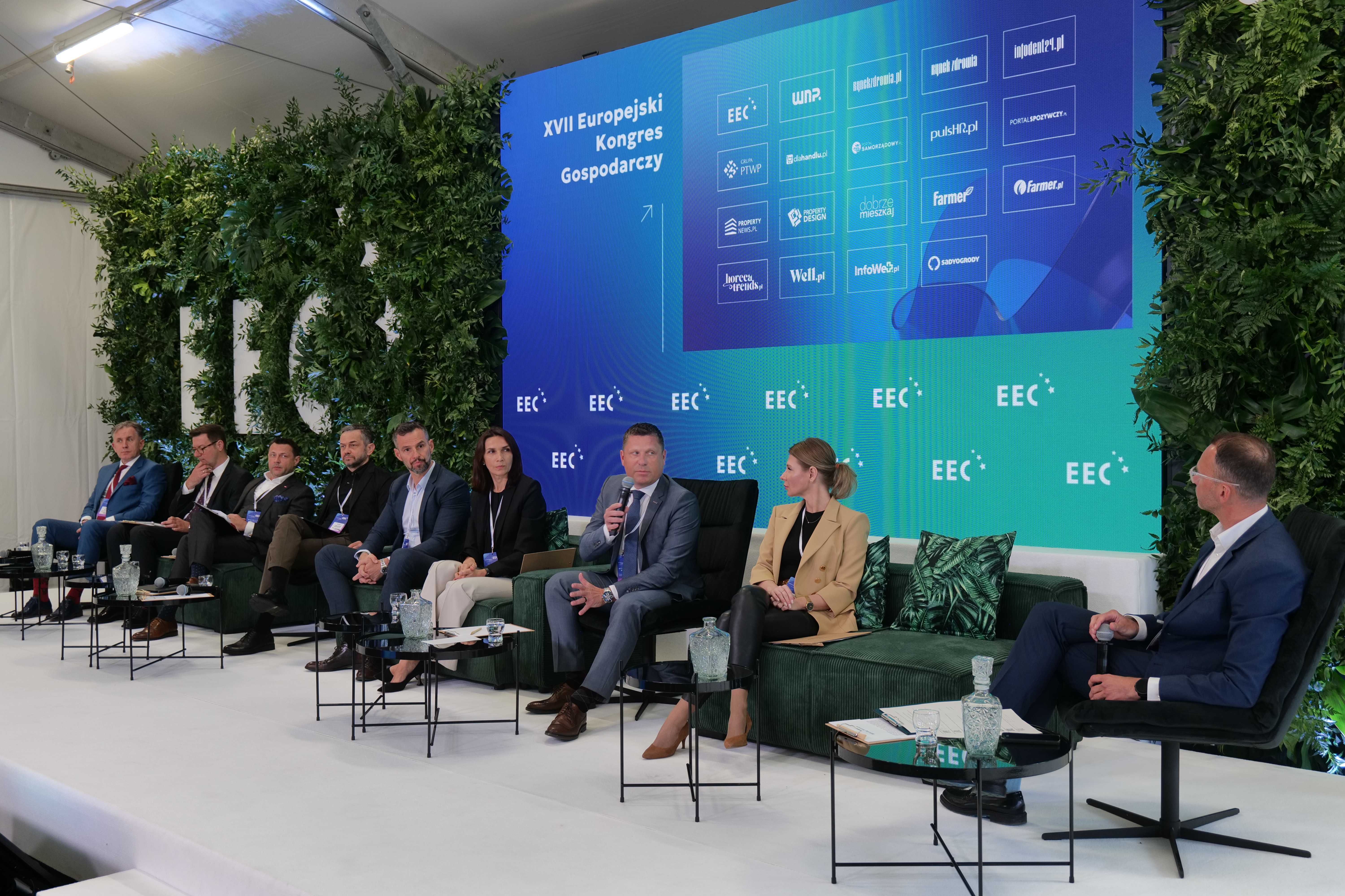 Uczestnicy panelu poświęconego inwestycjom zagranicznym (fot. PTWP/MO)