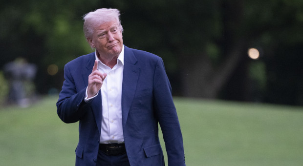 Trump "chroni" kolejną branżę i zapowiada cła. "Doświadcza bardzo szybkiej śmierci"