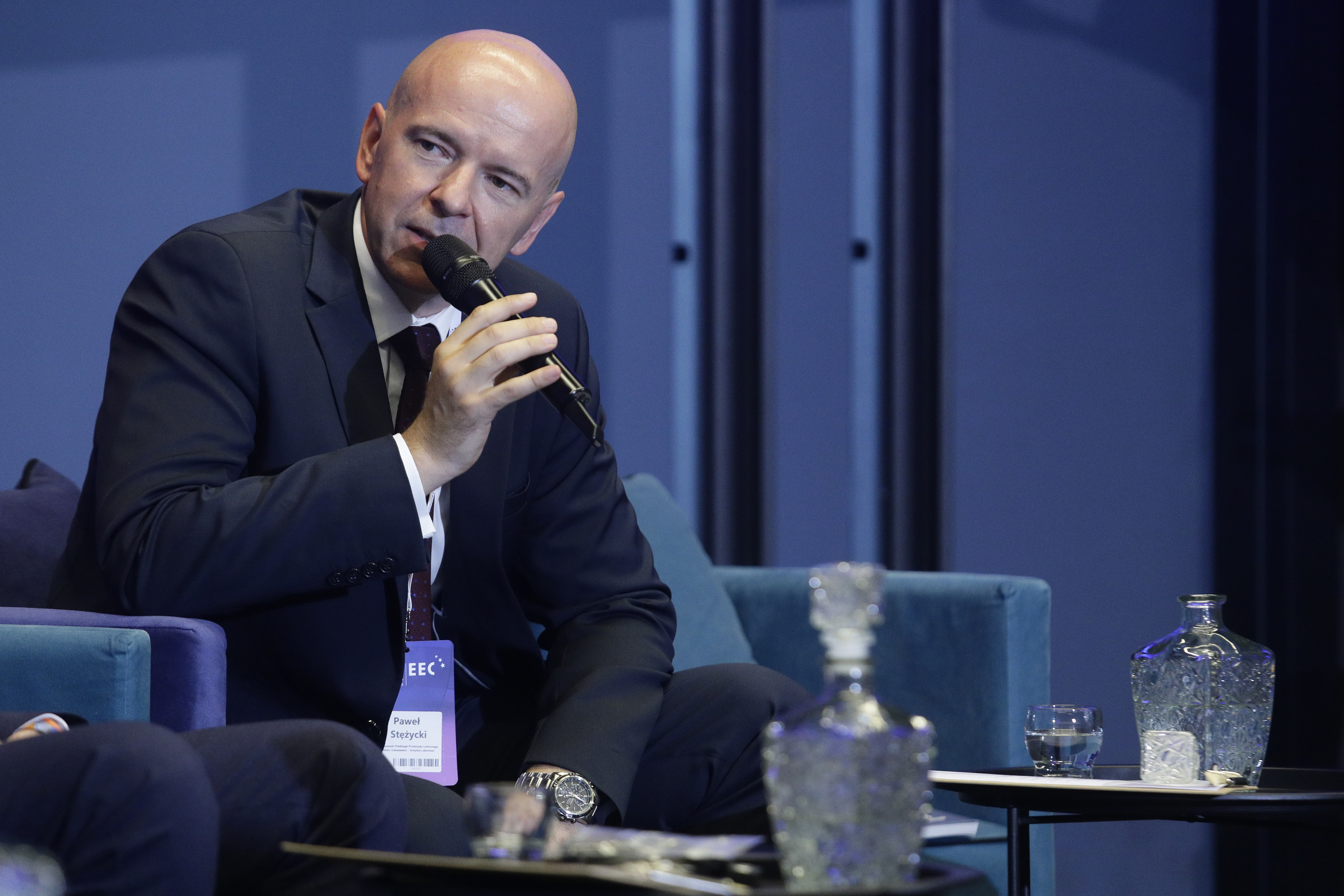 Dr Paweł Stężycki z Sieci Badawczej Łukasiewicz – Instytutu Lotnictwa, który jest także prezesem Stowarzyszenia Polskiego Przemysłu Lotniczego. Paweł Stężycki moderował panel. Fot. PTWP